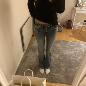 ltb jeans  - Skit snygga ltb jeans i modellen valerie som inte kommer till användning💗 Säljer då färgen inte riktigt var som på bilden, köptes för 1,5 månader sen men har bara använts 2 gånger💗 köptes för 799💗