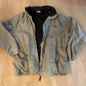 Beige jacka - As najs vintage diadora jacka. Skriv om ni har några frågor