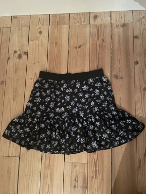 Blommig kjol ginatricot - Säljer en blå och svart kjol från Gina Tricot. Den är knappt använd så skicket är väldigt bra. Tror inte den finns att köpa längre. Skriv gärna om ni vill ha fler bilder, mått eller andra frågor!💗