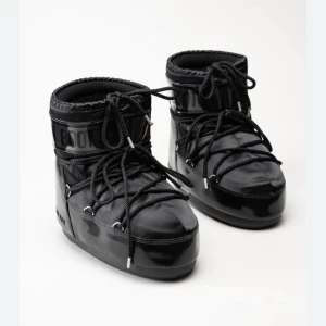 Skitsnygga Moonboots! - Säljer nu mina svarta moonboots som är inköpta förra hösten.  Använt dom väldigt få gånger så dom är i nyskick!! Bara fråga så skicka jag bild på dom ⭐️ Priset går att diskutera vid snabb affär 