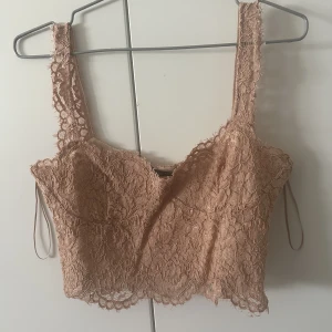 Spetstopp - Kortare spetstopp från zara i storlek L men tycker mer den är som en M i storlek! Endast använt 1 gång. 