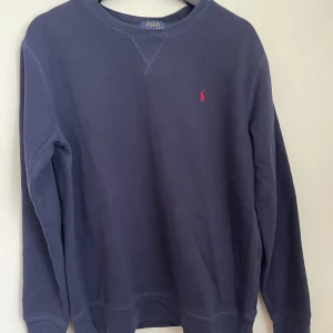 Polo Ralph Lauren -  Mycket fint skick, inga skavanker eller fläckar finns. Ny 995kr på kidsbrandstore. Skriv vid minsta fundering😊
