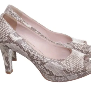 Footlight klacksko stl 37 i äkta skinn. - Fin klacksko från Footlight i äkta skinn säljes. Mycket fint skick. Skickas mot fraktkostnad.