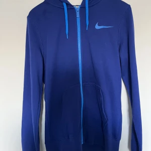 Oanvänd Nike kofta - En helt ovanvänd kofta från Nike, storlek S. 