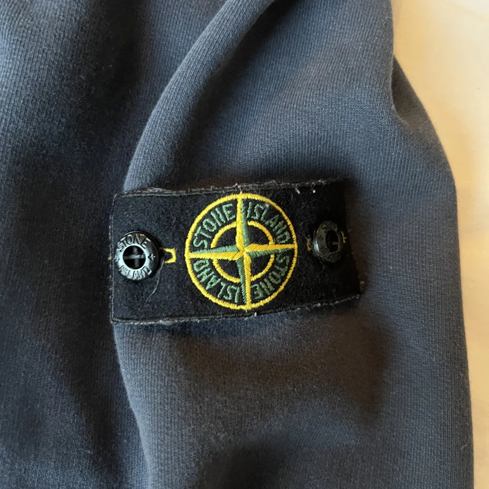 Säljer nu min stone island tröja i storlek 170 som motsvarar M/L då jag inte använder den. Bra skick! . Tröjor & Koftor.