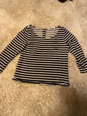 Randig långärmad tröja - En randig långärmad tröja från märket Svea!  Har ett tryck av dödskalle vid högra bröstet. Om du har fler frågor så är det bra o kontakta mig här :)