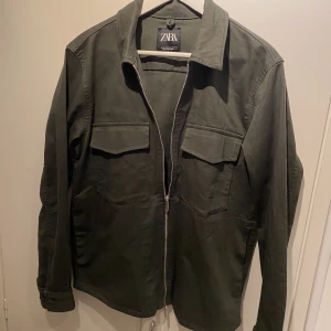 overshirt - en snygg overshirt från zara i bra skick.