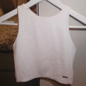 aimn tröja  - Säljer en supersnygg vit topp från aimn med en snygg design på ryggen. Sparsamt använd och säljer pga att den är förliten. Kom priv för frågor!💕🫶🏽