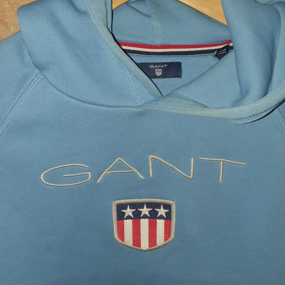 Gant hoodie, använt fåtal gånger men finns lite färgdefekter, jag skickar gärna fler bilder 😊. Hoodies.