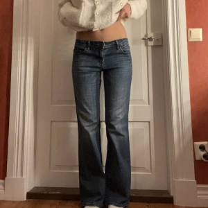 Lågmidjade jeans  - Midjemått-  39cm  (rätt över)  Inerbenslängd -79cm  Jag är 170 på bilderna! Inga defekter!  Du kan använda KÖP NU💕 