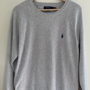 Ralph Lauren tröja - Säljer denna riktigt snygga Ralph Lauren tröjan som är perfekt till nu i höst och vinter. Den har inga defekter så som hål eller fläckar. Nypris är ungefär 1600 kr, mitt pris 550. Priset kan diskuteras vid en snabb och smidig affär 👍🏼