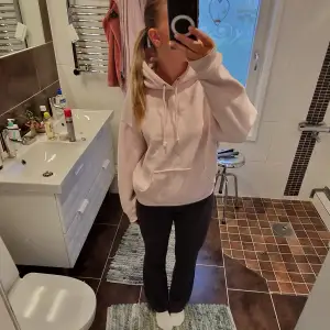 säljer denna jättefina ljusrosa hoodie från bikbok i storlek M men passar även S!💓💓