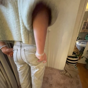 lågmidjade stragiht jeans - Lågmidjade straight jeans, som är i bra skick. Har fläckar på bilden men de går säkert bort i tvätten om inte så hör jag av mig.