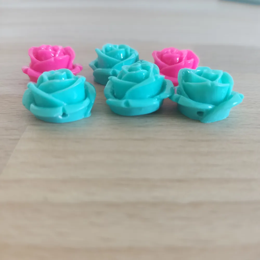 Flower shaped beads foe jewelry making. 6 pieces . Accessoarer.