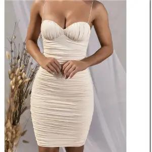 Säljer denna ohpolly klänning då den tyvärr är för liten för mig. Den är endast använd vid ett tillfälle. Klänningen är i storlek 36.