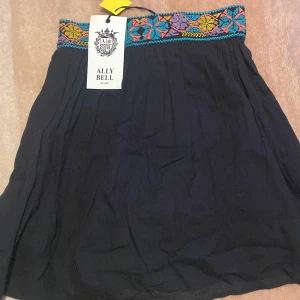 Kjol  - Aldrig använd, den är köpt från Spanien. Fin mönster.