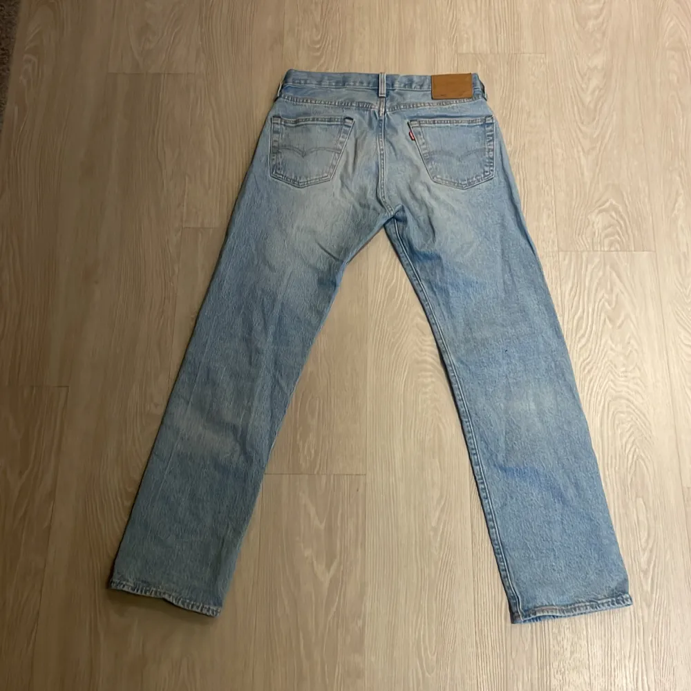 Jag säljer dessa levis jeans som är i ganska bra skick säljer dem då de är för små. Orginal pris 1000kr. Skriv om ni har någon fråga!. Jeans & Byxor.