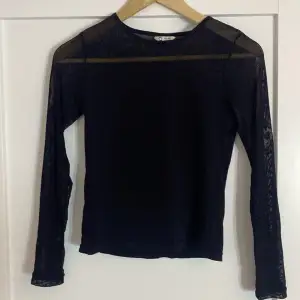 Säljer en svart långärmad tröja med lite ”genomskinligt” tyg över ärmarna och längst upp på tröjan. Säljer då den har blivit för liten. Använd ganska mycket men inga defekter, så den är i fint skick. Skulle kunna passa en xxs💗💗