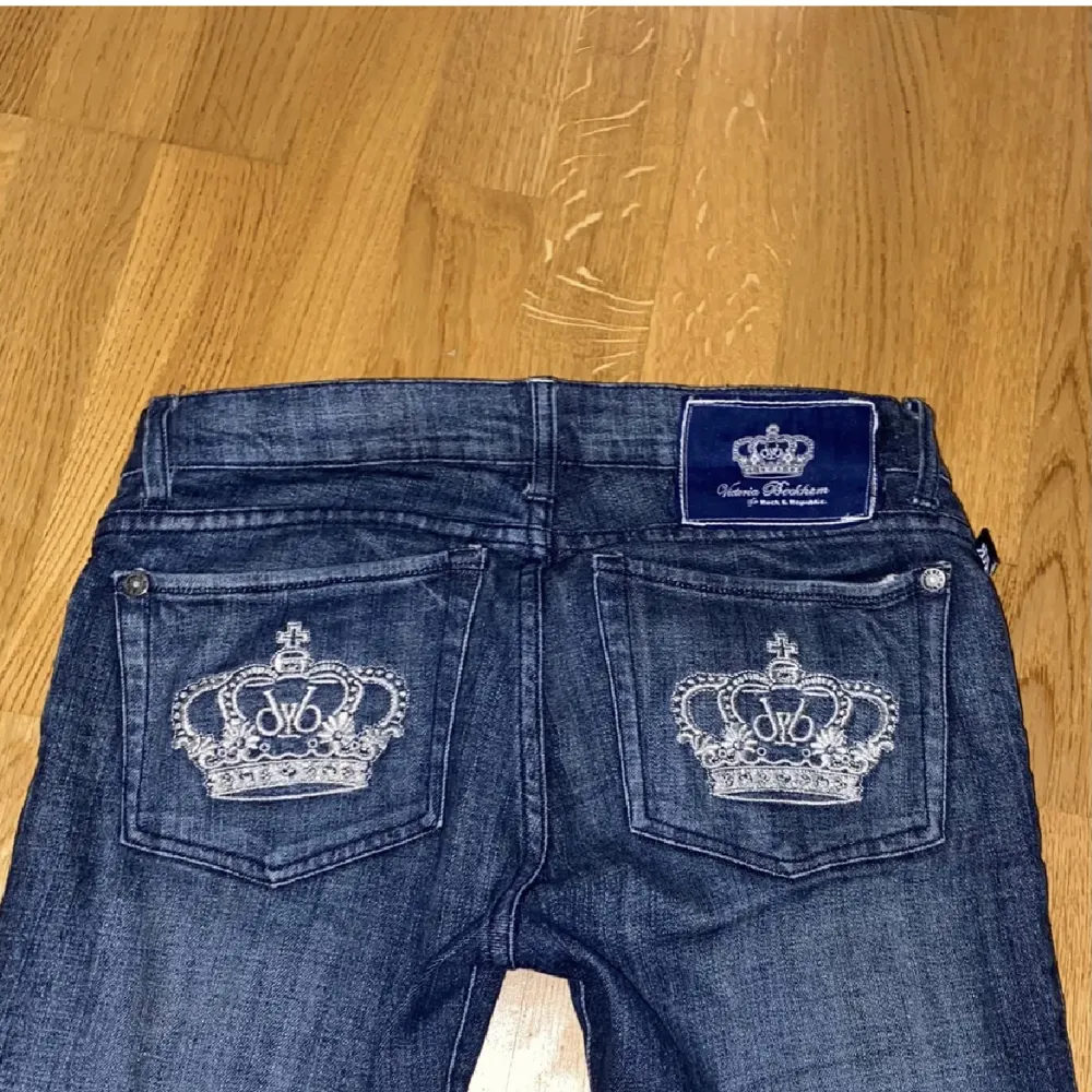 Ett par skitsnygga Beckham jeans i storlek 29! Säljer då jag är ute efter en ljusare tvätt💕 Midjemått: 73 cm Innerbenslängd: 78 cm. Jeans & Byxor.