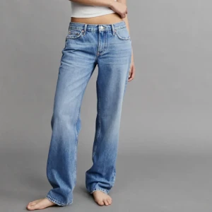 Jeans - Säljer dessa lågmidjade jeans från Gina Tricot då de var för små❣️De är oanvända och köpta för 500kr