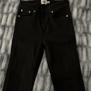 Jeans - Svara utsvängda jeans från lager 157 men tyvärr för långa för mig, aldrig använt! Storlek S men passar även M