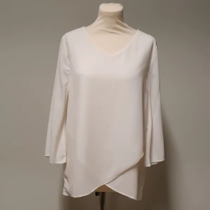 Blus - Omlottblus 71 cm lång bak i tunn chiffongpolyester, trumpetärm, endast använd 2 gånger.