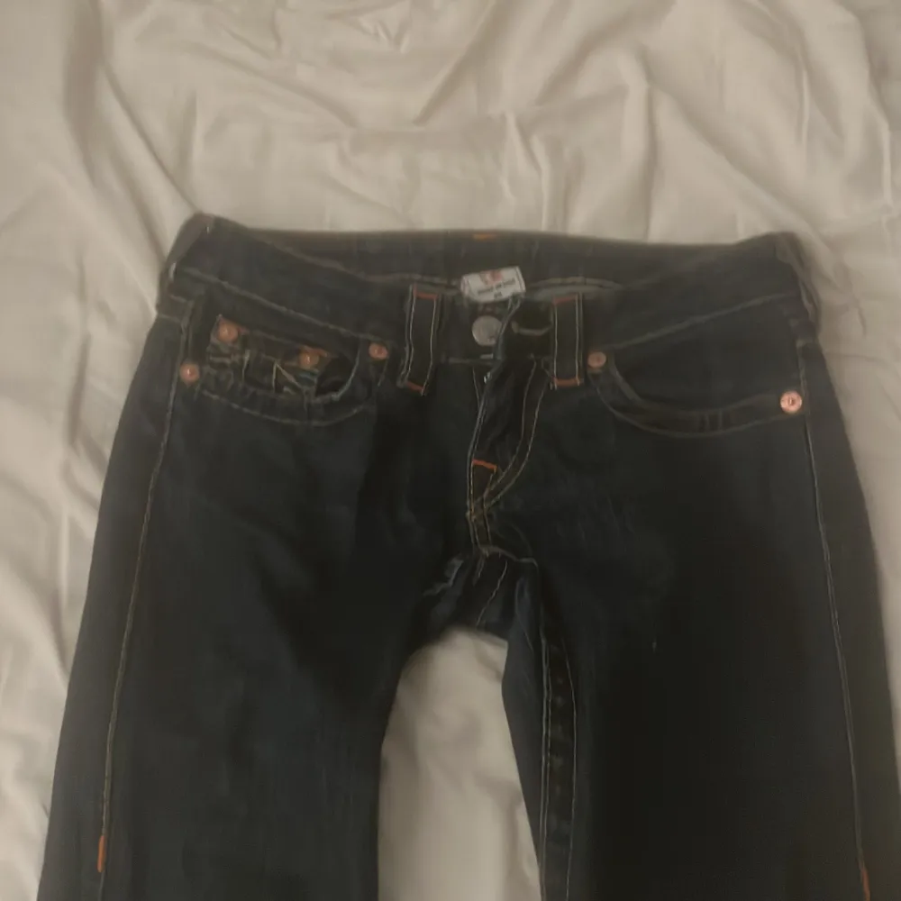 Fina true religion jeans som e vintage, original pris e 2550kr, så ja säljer den för 600 minst men de går o buda! Inga synliga fläckar o de e i sjukt bra skick. 💗 kan diskutera pris!!. Jeans & Byxor.