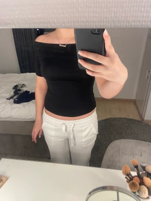 Off shoulder top  - Populär off shoulder top ifrån H&M som e slutsåld. Aldrig använd!!❤️