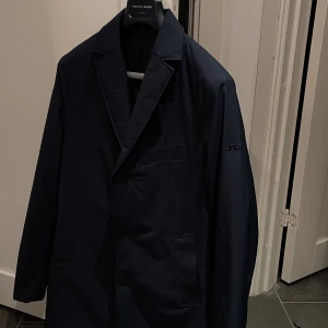 J.Lindeberg rock/jacka - Snygg marinblå höst/vinter kappa från J.Lindeberg storlek 46! Den är helt ny i skicket och inga defekter. Nypris 3500kr🙌🏼