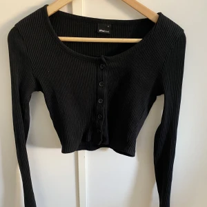 Svart topp - Svart topp från Gina Tricot, använd men i god skick.