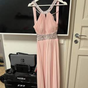 fin rosa klänning med öppen rygg. använd 1 gång. stl S. 