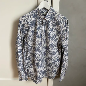 Skjorta från PREMIUM - Fin skjorta från Jack & Jones Premium i storlek Small för herr. Använd mycket sällan, därav mycket bra skick! 