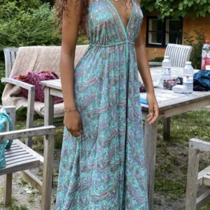 Summer Dress - Helt ny Liva Larsen kjole i farven Long Ville. Den er købt fra hjemmesiden for lidt over to uger siden. Jeg har kun prøvet den og skulle enlig returnere men fik det aldrig gjort.  Den er onesize og passer mellem xs-m ville jeg jeg sige.