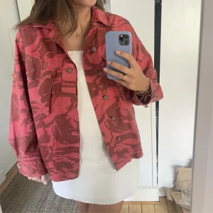 Röd militärjacka - Cool röd camojacka, köpt på asos. Står S på lappen men passar M också. DM för fler bilder! 