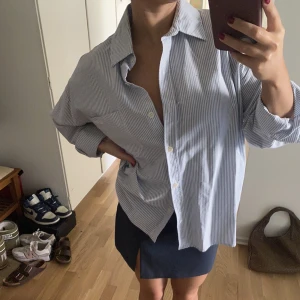 Skjorta Djerf avenue - Skjortan är använd några gånger, fint skick. Jag på bilden är en storlek s❣️  Hör av dig om du har frågor!!