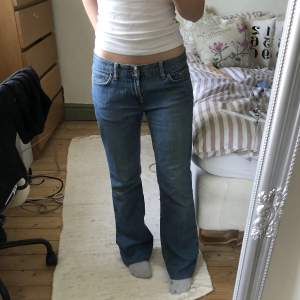 Lågmidjade utsvängda jeans från Fornarina!😍 Midjemått: 43cm Innerbenslängd: 78cm