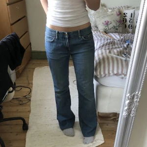 Fornarina jeans  - Lågmidjade utsvängda jeans från Fornarina!😍 Midjemått: 43cm Innerbenslängd: 78cm