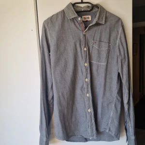 Skjorta Hifliger Denim - Vit-grå skjorta i storlek Small. Hilfiger Denim. Bra skick, sparsamt använd