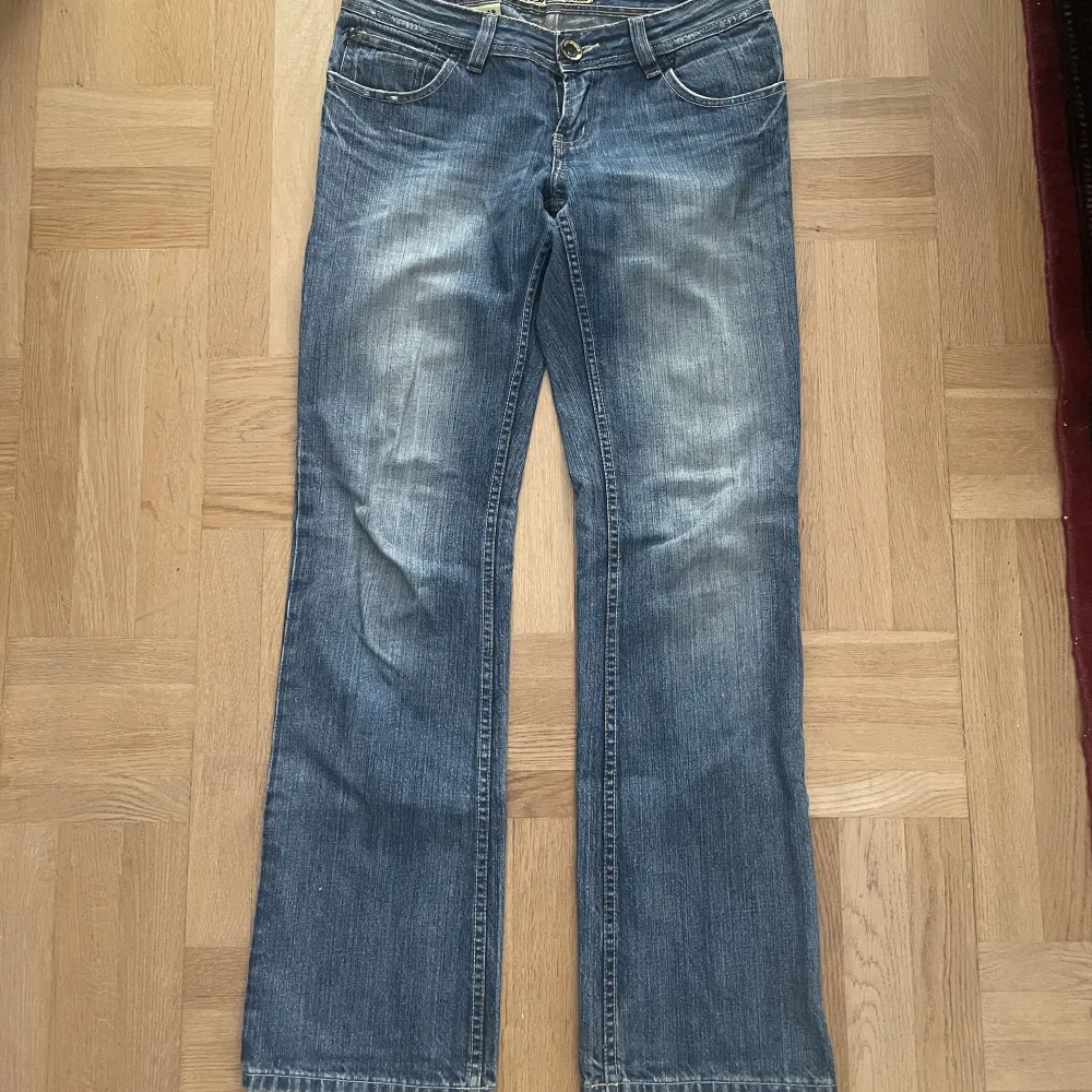 Jättefina Lågmidjade bootcut/raka jeans. Köpta secondhand men är tyvärr för små. Midjemåttet 80cm och innerbenslängden 81cm. Jeans & Byxor.