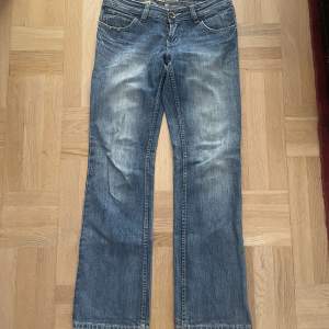 Jättefina Lågmidjade bootcut/raka jeans. Köpta secondhand men är tyvärr för små. Midjemåttet 80cm och innerbenslängden 81cm