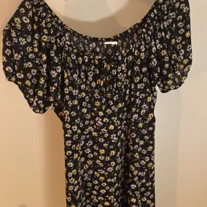 jag säljer min blommiga tygklänning från HM i storlek M, då den inte kommer till användning längre.  fram är det en knytdetalj och man kan även bära axlarna som off shoulder om det önskas.  skriv om du vill se hur klänningen sitter på🫶🏼🫶🏼