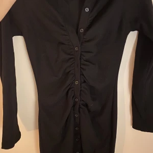 klänning från missguided - jag säljer min klänning från missguided då den inte kommer till användning längre. klänningen är i storlek 36 och såldes från nelly, ursprungligen från miss guided. går att knäppa upp fram med knapparna. skriv om ni vill veta hur den sitter på🫶🏼🫶🏼