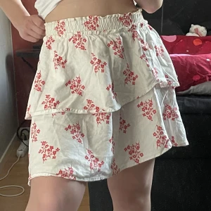 Linnekjol - Kjol i linneblandning från hm i storlek small🦋 knappt använd (nypris 249kr & slutsåld på hemsidan) hör av er vid minsta intresse eller funderingar 🫶 obs skriv till mig innan ni klickar på köp nu 💓
