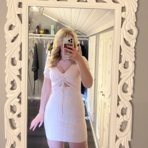 Rosa klänning  - Säljer denna rosa klänningen, endast använd en gång🩷 dm för frågor