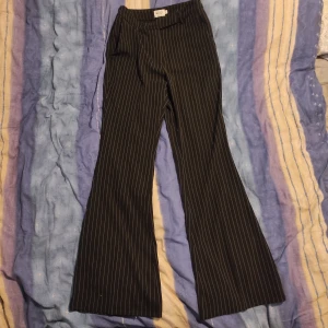 Utsvängda byxor - Utsvängda randiga byxor från NA-KD. De är inte slitna och i fint skick <3