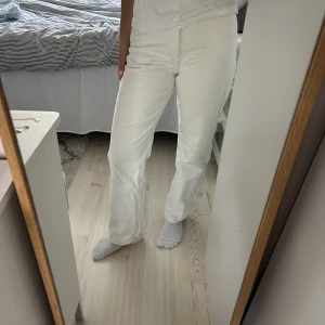 Jeans - Säljer dessa jeans från weekday då de inte kommer till användning. Sparsamt använda! Storlek W26 L30