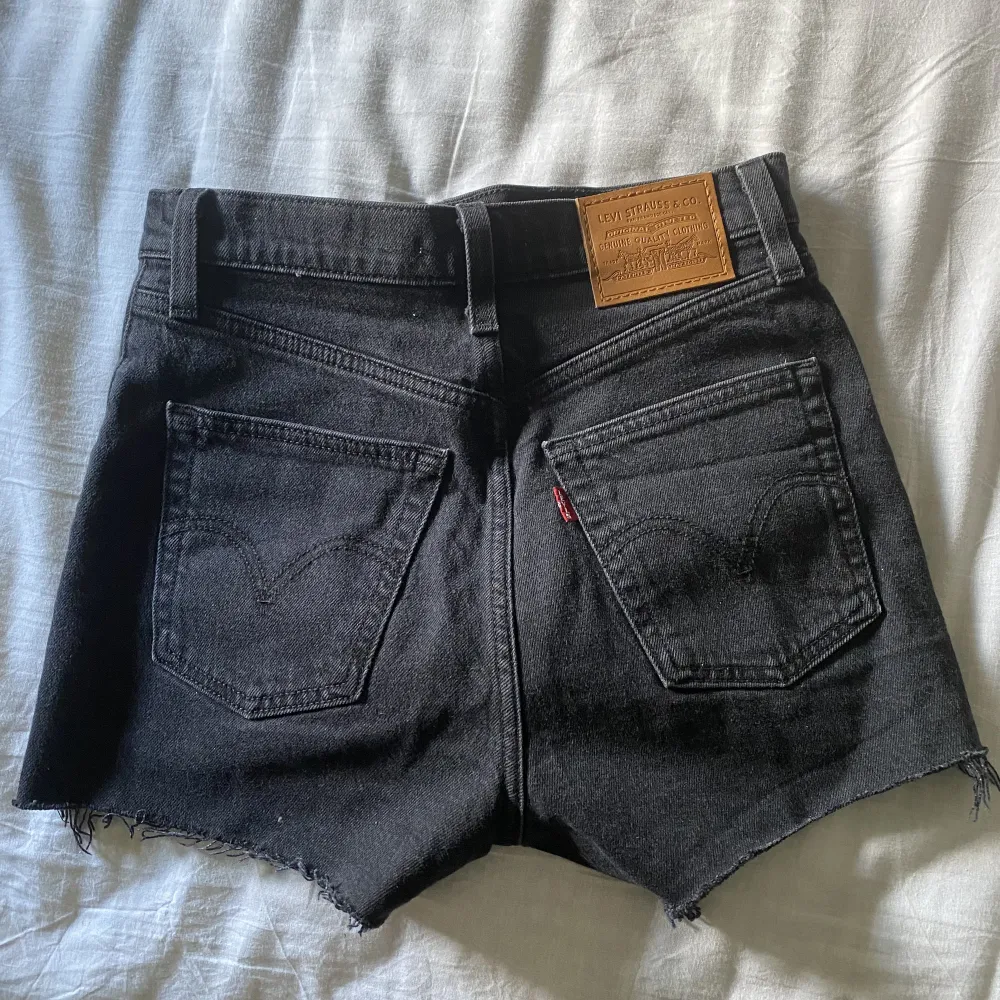 Superfina levis jeansshorts som jag tyvärr inte kan ha längre. Använda ett fåtal gånger och i jättebra skick💗 Pris går alltid att diskutera!💖. Shorts.
