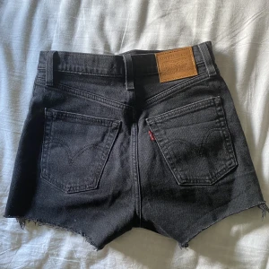 Levis jeansshorts - Superfina levis jeansshorts som jag tyvärr inte kan ha längre. Använda ett fåtal gånger och i jättebra skick💗 Pris går alltid att diskutera!💖