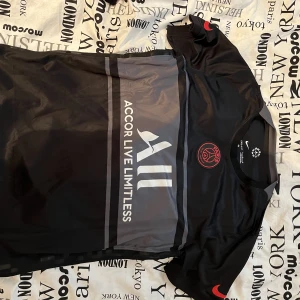 psg tröja - Svart psg tröja helt utan fel och knappast använd.