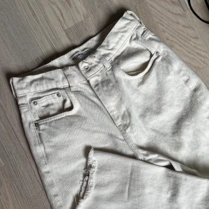 Pull&Bear - Byxor från Pull&Bear i cremevit färg, straigt leg med slits nertill. Mina favoritbyxor som jag nu inte får på mig😭 måste därför sälja. Storlek 34 och är i toppen skick då de använts varsamt. 